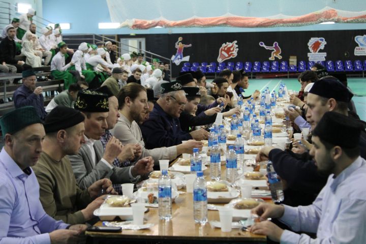 «Батыр» спорткомплексына ифтар мәҗлесенә барырга өч маршрут автобус билгеләнгән