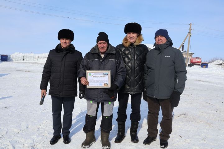 «Чишмә» агрофирмасының машина-трактор паркы мөдире Ильяс Шәйгәрдановка рәхмәт хаты тапшырдылар
