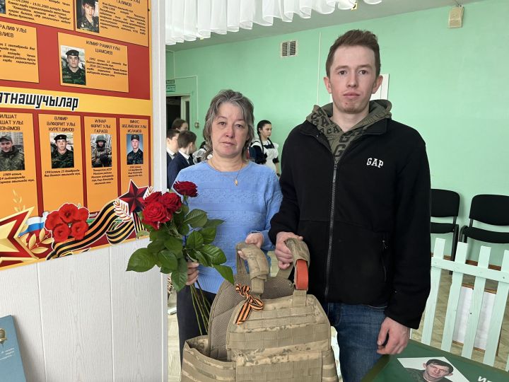 Махсус хәрби операциядә һәлак булган Илнар Гәрәевнең бронежилеты туган мәктәбендәге Иске Кормаш музеена тапшырылды