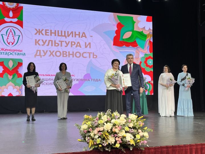Кәзкәй китапханәчесе Гөлназ Әхмәдишина республикакүләм бәйрәмдә бүләкләнде