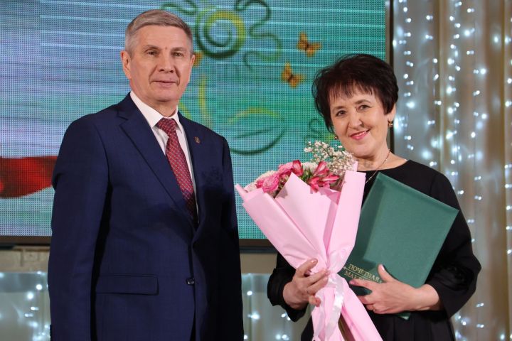 Чәчәкле, алкышлы, бүләкле бәйрәмдә: И хатын-кыз, и изге зат! Син – җирнең фәрештәсе!