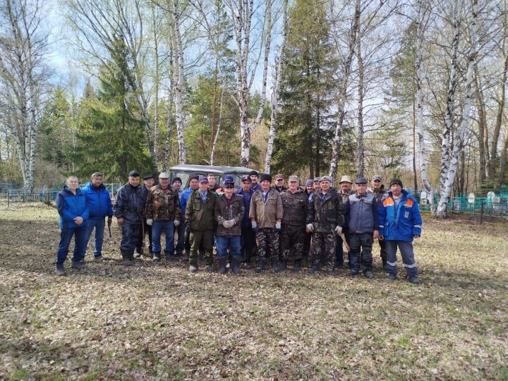Бердәмлек билгесе: май ялларында зиратлар тәртипкә китерелде