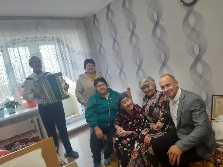 Авылдашлары Пучы картлар йортына барып Зәйтүнә Латыйпованы 100 яшьлек юбилее белән котлады